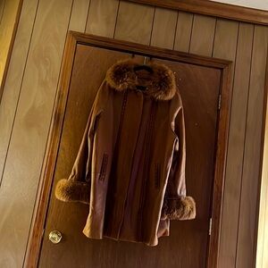 Beautiful glove leather with fur collar and sleeve
